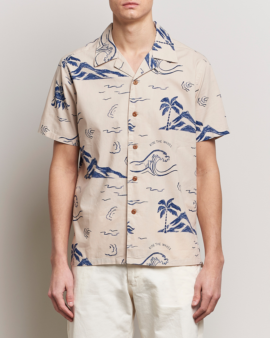 Herre | Klær | Nudie Jeans | Arvid Printed Waves Hawaii Short Sleeve Shirt Ecru