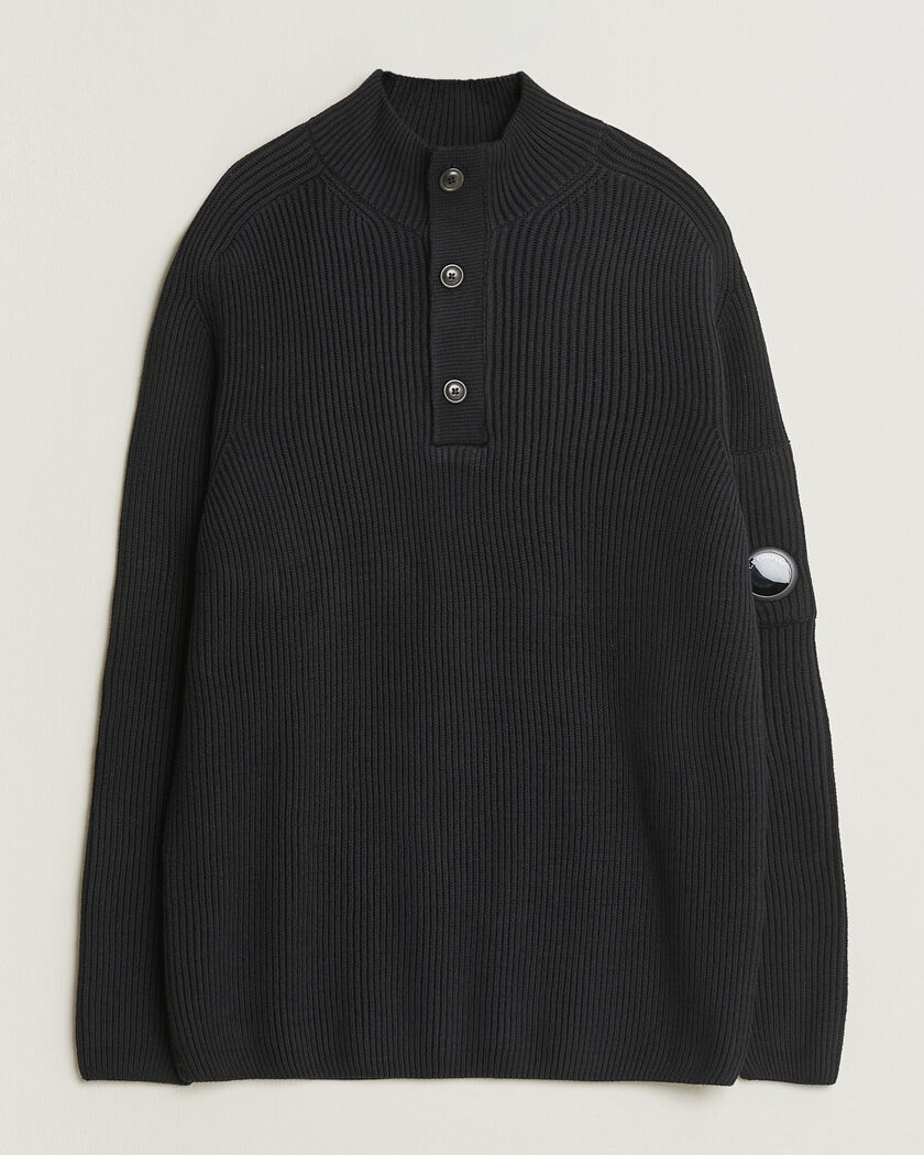 C.P. Company Full Rib Knitted Cotton Half Button Black – Svart