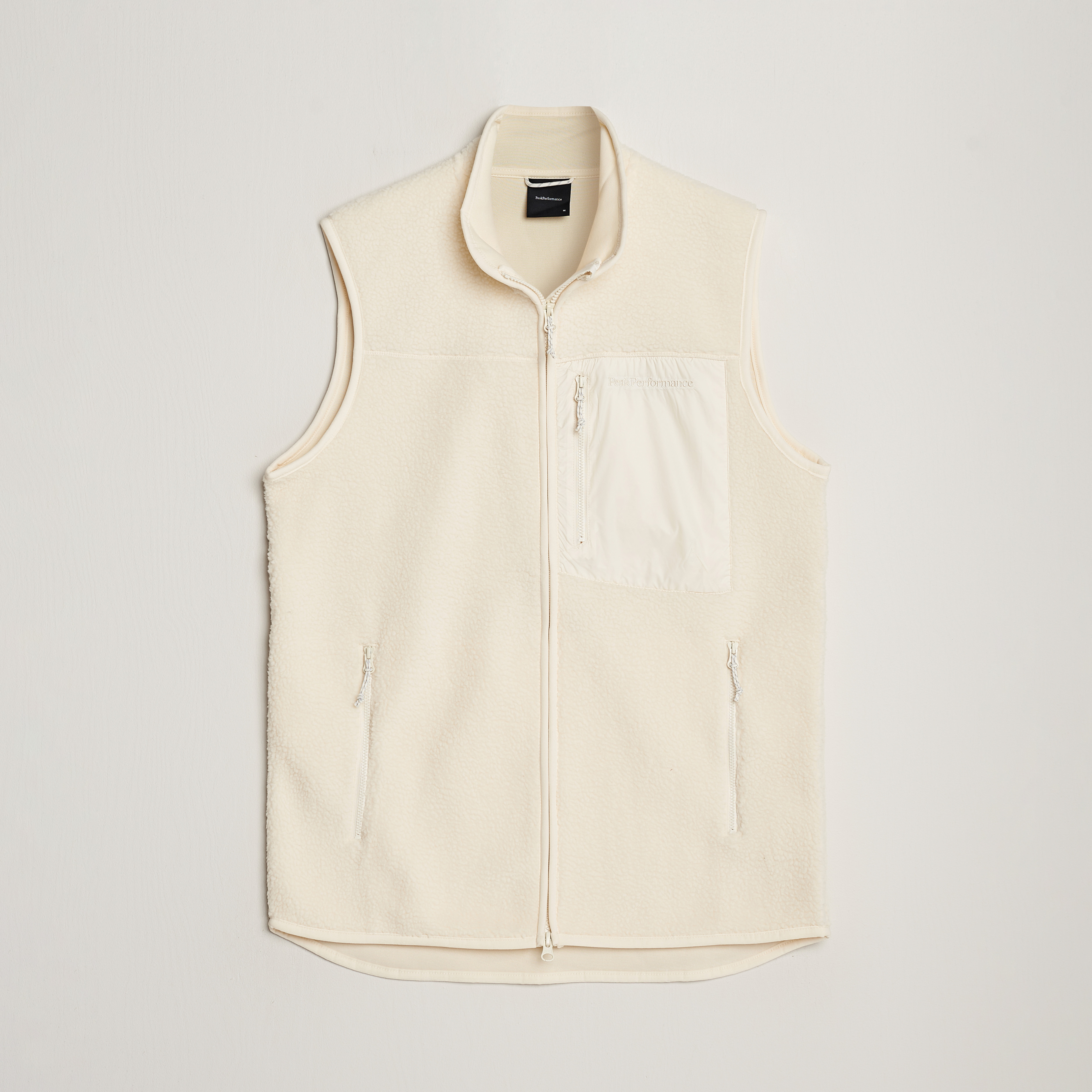 Peak Performance Pile Vest Vintage White hos CareOfCarl.no