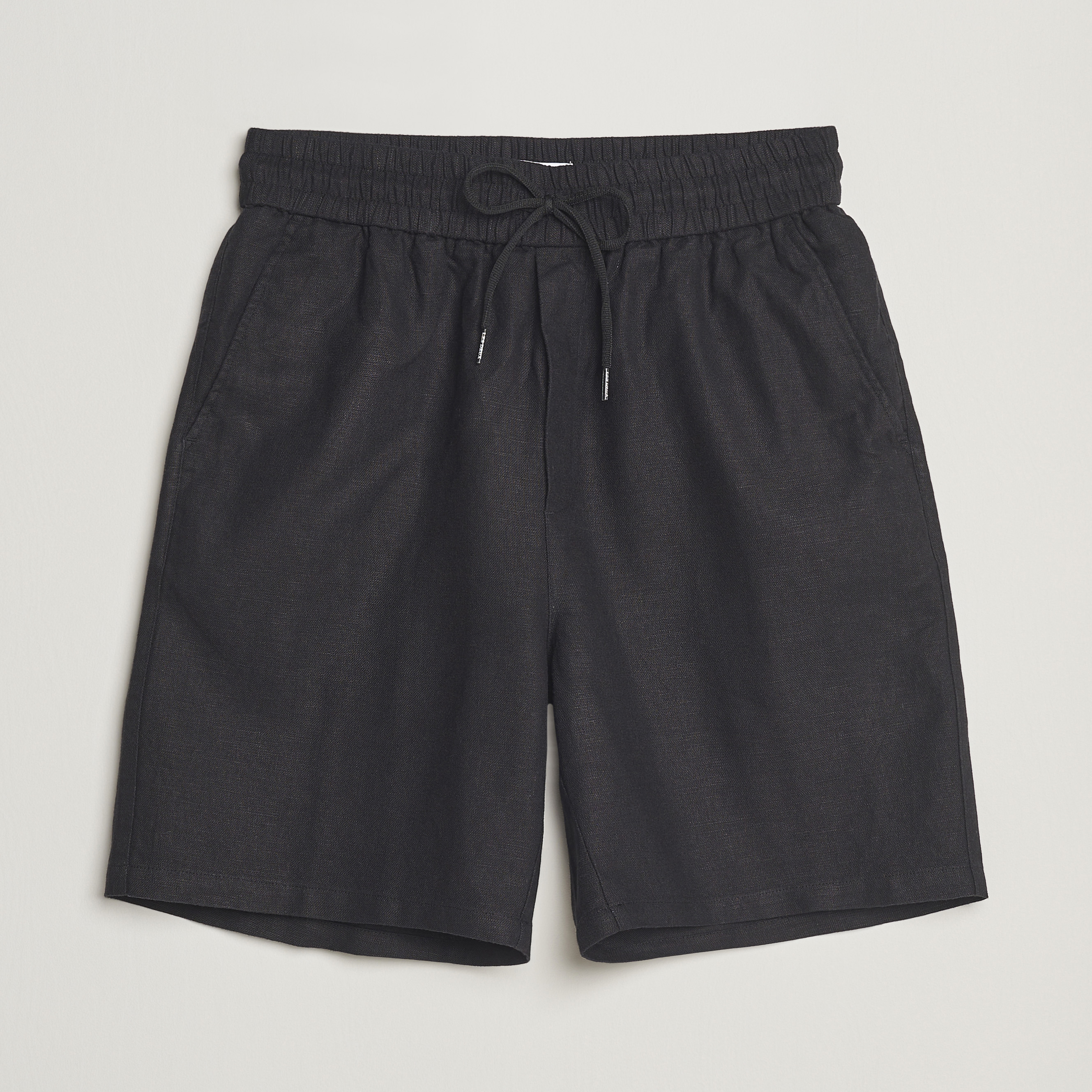 Les Deux Otto Linen Shorts Black hos CareOfCarl.no