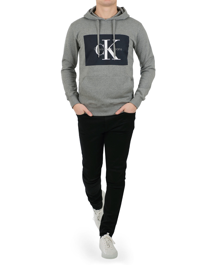 Calvin Klein Jeans Hotoro Hoodie Grey hos CareOfCarl.no