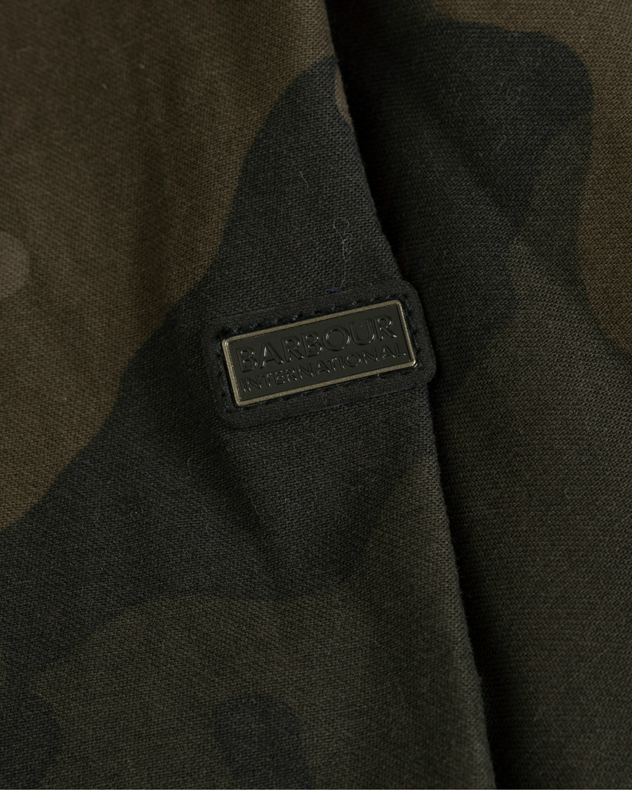 Barbour International Camo Overshirt Dark Olve hos CareOfCarl.no