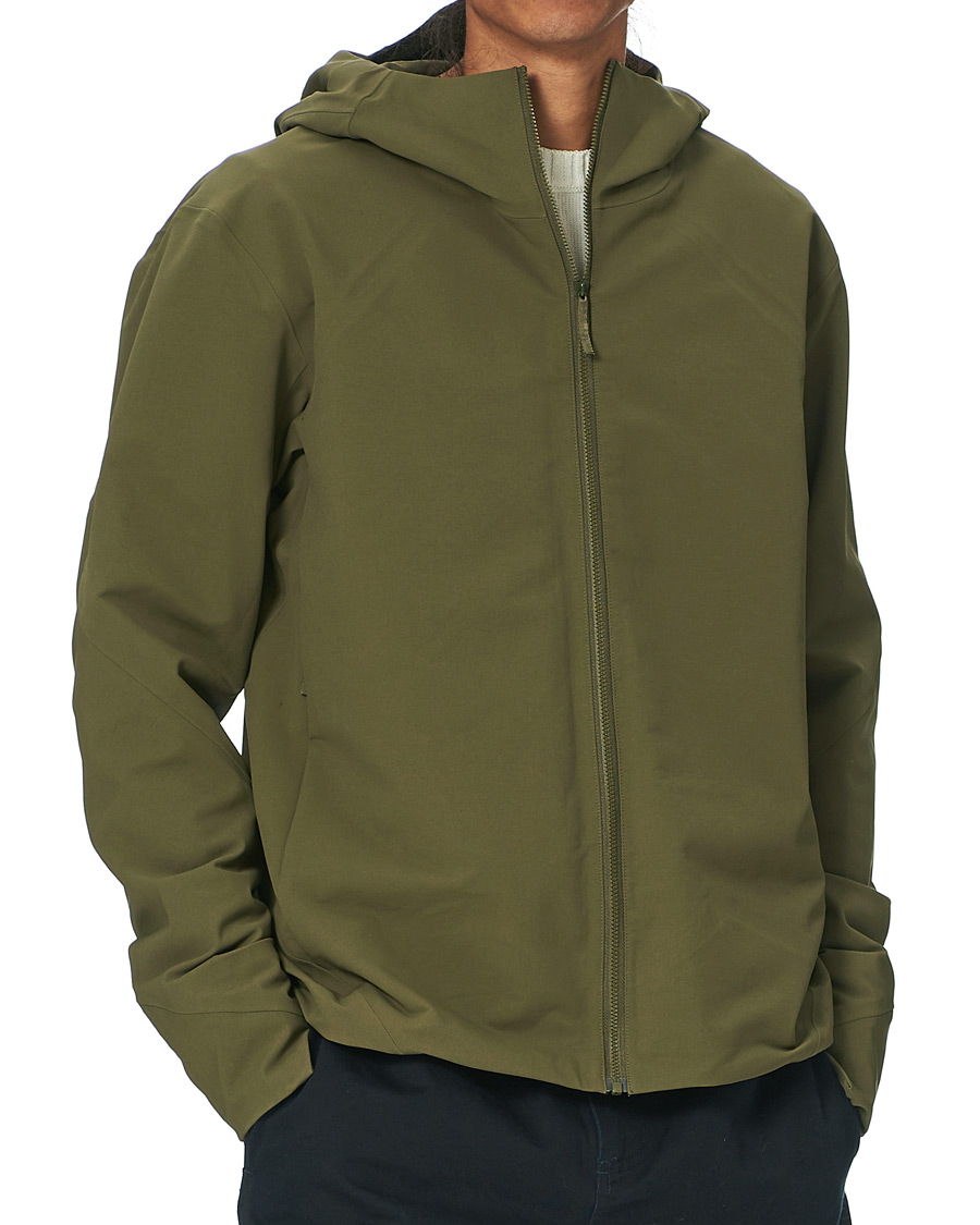 Arc'teryx Veilance Isogon MX Hooded Jacket Olive hos CareOfCarl.no