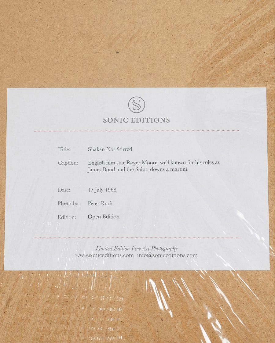 Herre | Livsstil | Sonic Editions | Framed Roger Moore Shaken Not Stirred 