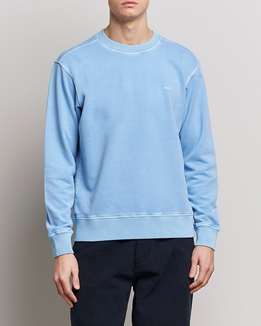 GANT Sunbleached Crew Neck Sweatshirt Gentle Blue hos CareOfCarl.no