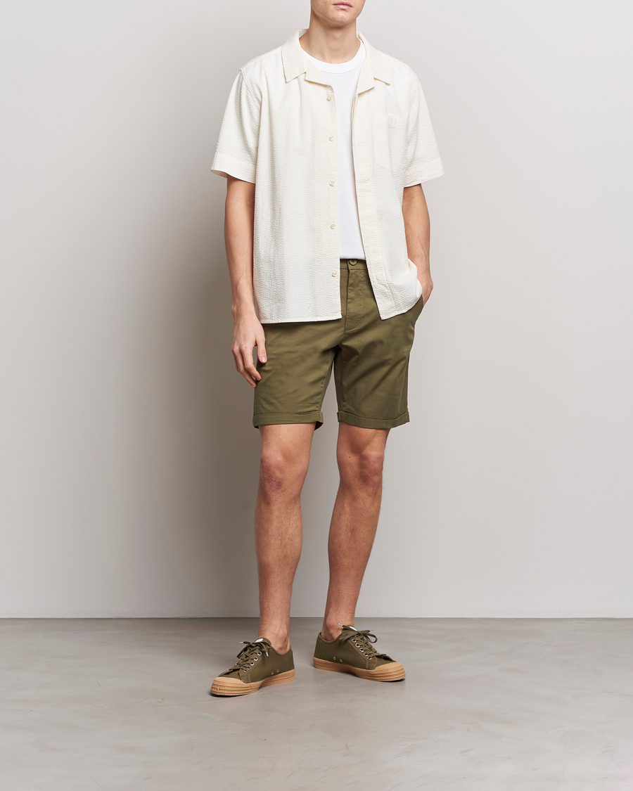 KnowledgeCotton Apparel Regular Chino Poplin Shorts Burned Olive hos CareOf