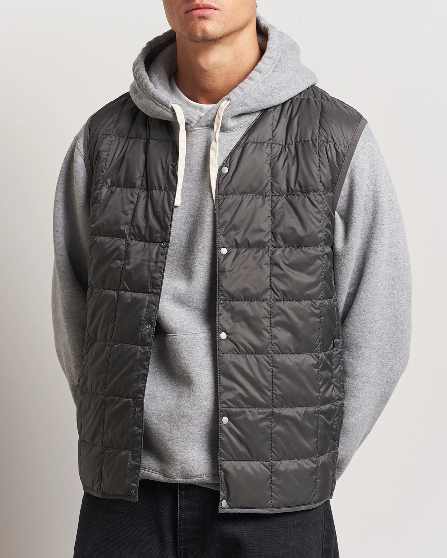 Herre | Vester | TAION | V-Neck Lightweight Down Vest Dark Grey