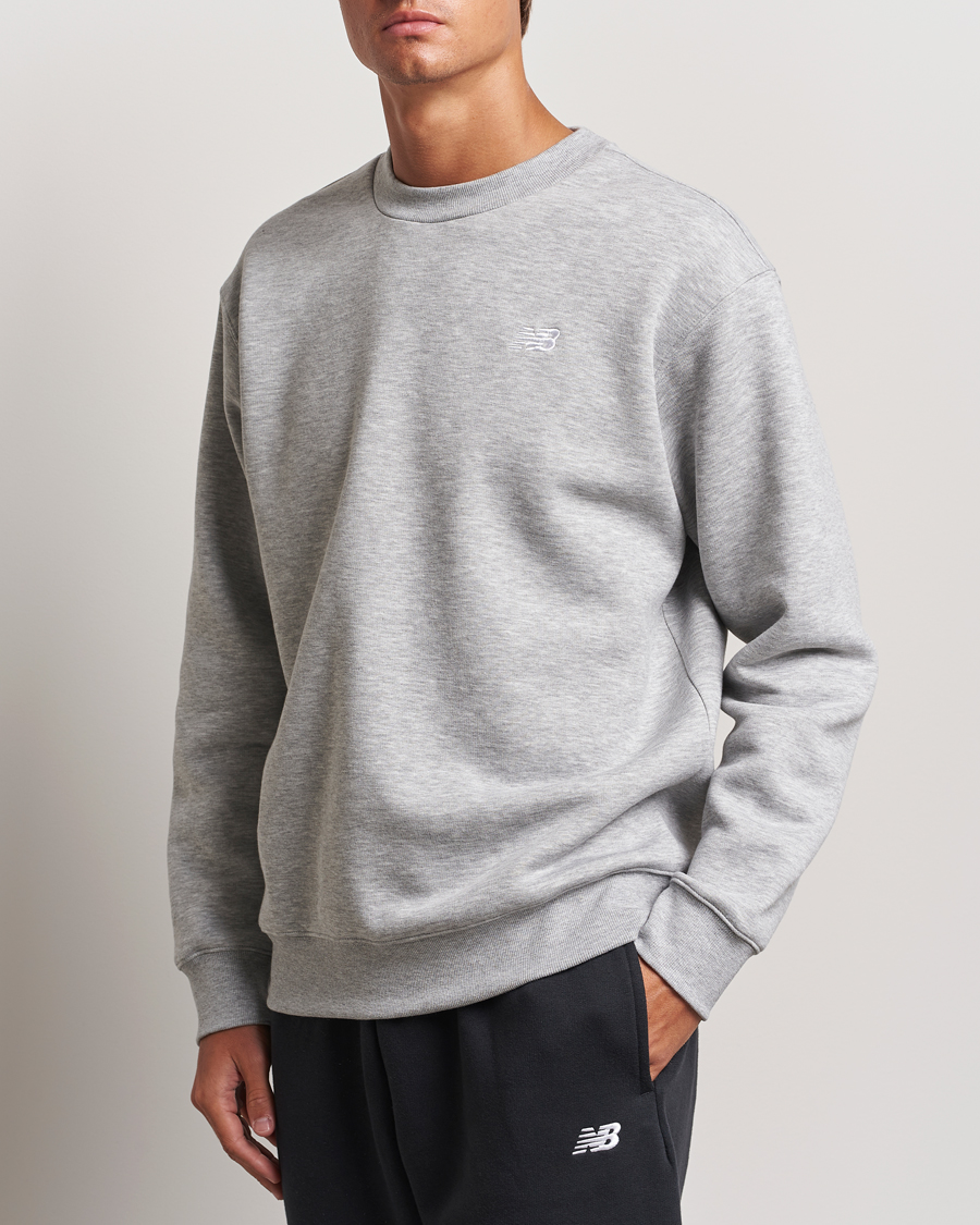 Herre | Nye produktbilder | New Balance | Essentials Fleece Sweatshirt Athletic Grey