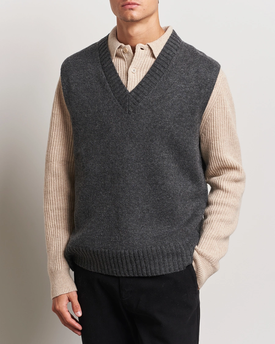 Herre |  | A Day\'s March | Wigtown Lambswool V-Neck Vest Charcoal